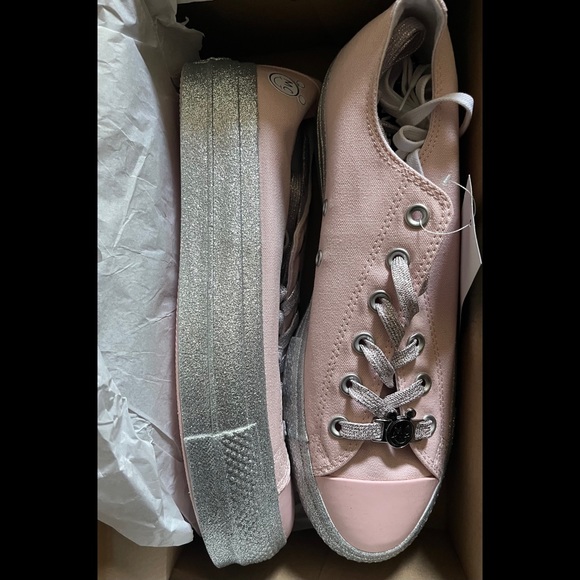 ✨ 3x HP ✨ BNIB ✨ LE ✨ Smiley Miley Cyrus Short/Classic Sneakers ✨ - Picture 3 of 15
